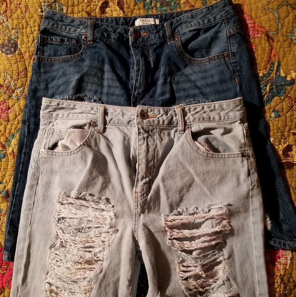 2 pairs of Bermuda shorts